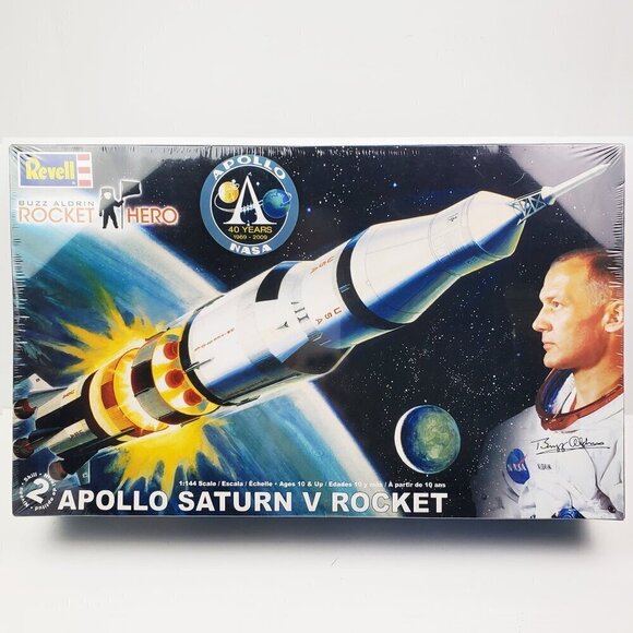 Revell Apollo Saturn V Rocket Hero Model Kit Buzz Aldrin 1:144 NASA 85-5088 - Picture 1 of 11